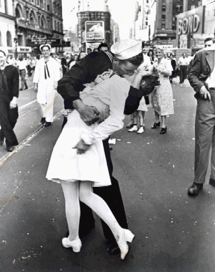 black and white photography kiss. Photo by Eisenstaedt.
